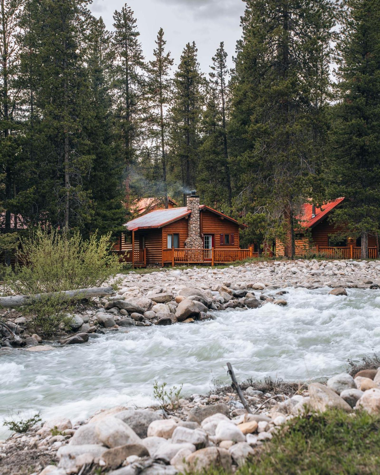 Отель Baker Creek By Basecamp Лейк-Луиз Экстерьер фото